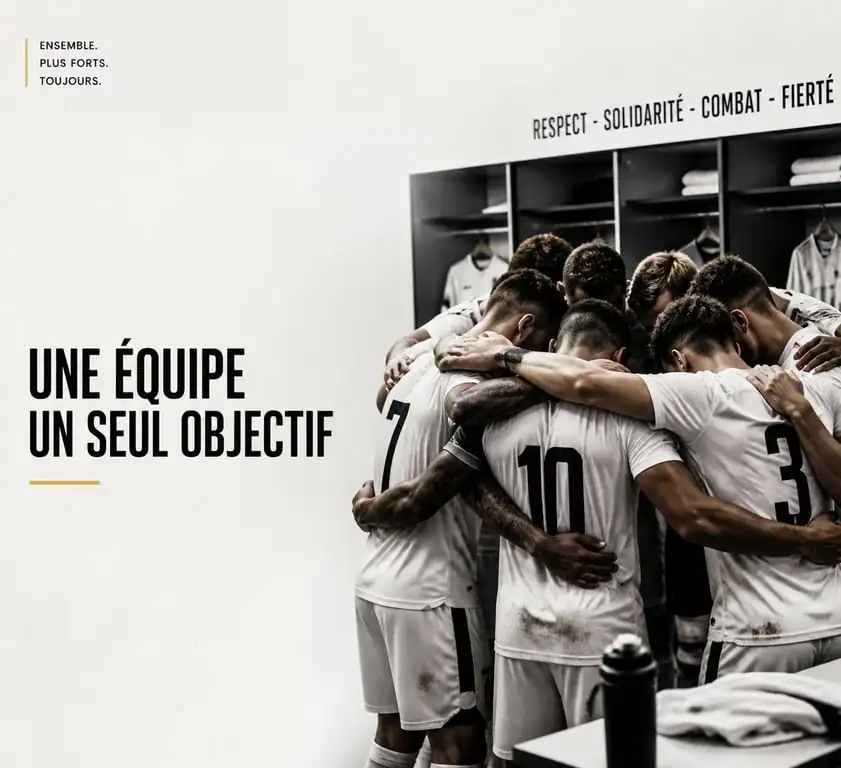 Esprit d'équipe football : joueurs unis dans un vestiaire pour illustrer la cohésion collective.
